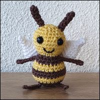 Product afbeelding Bizzzy de bij mini voorkant Bizzzy the Bee mini pattern