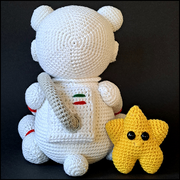 Product afbeelding astronaut beer achterkant Astronaut bear and star pattern