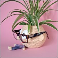 Product afbeelding plantenpop jongen bril schuin Doll planter/glasses holder pattern