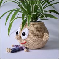 Product afbeelding plantenpop jongen schuin Doll planter/glasses holder pattern