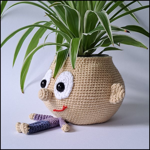 Product afbeelding plantenpop jongen schuin Doll planter/glasses holder pattern