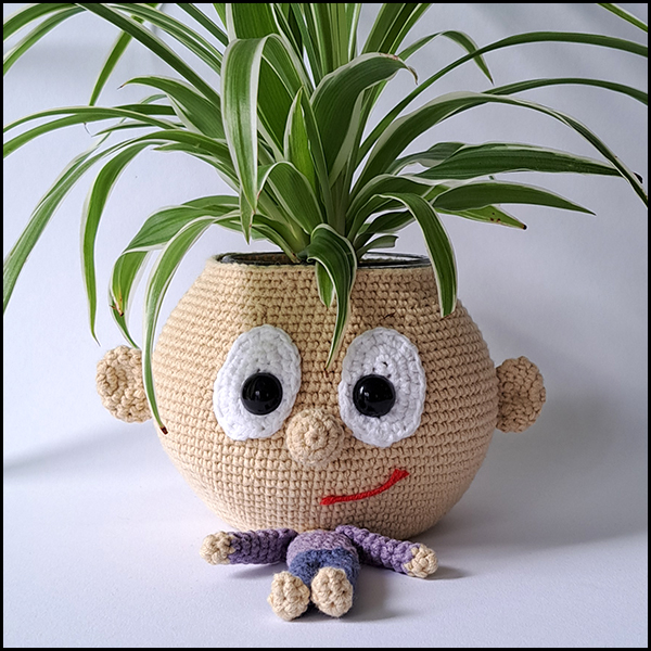 Product afbeelding plantenpop jongen voorkant 2 Doll planter/glasses holder pattern