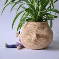 Product afbeelding plantenpop jongen zijkant Doll planter/glasses holder pattern
