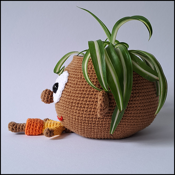 Product afbeelding plantenpop meisje zijkant Doll planter/glasses holder pattern