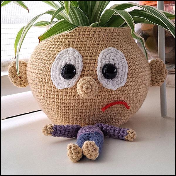 Product afbeelding plantenpopje jongen verdrietig Doll planter/glasses holder pattern