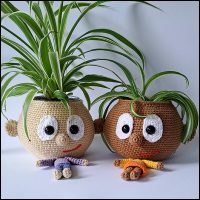 Product afbeelding plantenpopjes 2 Doll planter/glasses holder pattern
