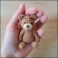 Product afbeelding mini beertje voorkant hand Mini bear pattern