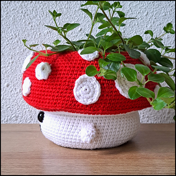 Product afbeelding Paddenstoel plantenpotje zijkant Mushroom planter/crochet buddy pattern