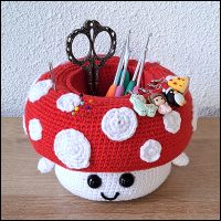 Product afbeelding Paddenstoel voorkant schuin haakhulpje Mushroom planter/crochet buddy pattern