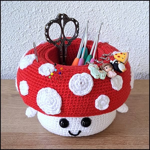 Product afbeelding Paddenstoel voorkant schuin haakhulpje Mushroom planter/crochet buddy pattern