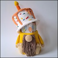 Product afbeelding gnome met cadeautje Cake gnome hollowbelly pattern