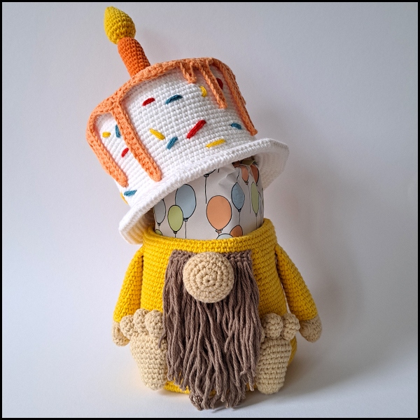 Product afbeelding gnome met cadeautje Cake gnome hollowbelly pattern