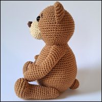 Product afbeelding Benny de beer zijkant Benny the (panda)bear pattern