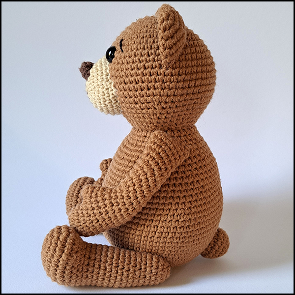 Product afbeelding Benny de beer zijkant Benny the (panda)bear pattern