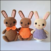 Product afbeelding 3 konijnen samen Easter bunny egg warmer and amigurumi pattern