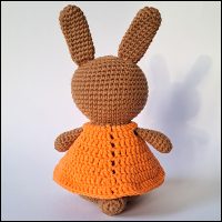 Product afbeelding amigurumi konijn achterkant Easter bunny egg warmer and amigurumi pattern