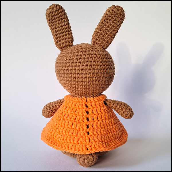 Product afbeelding amigurumi konijn achterkant Easter bunny egg warmer and amigurumi pattern