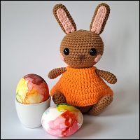 Product afbeelding amigurumi konijn voorkant met eieren Easter bunny egg warmer and amigurumi pattern