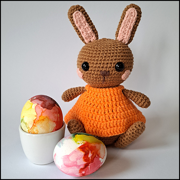 Product afbeelding amigurumi konijn voorkant met eieren Easter bunny egg warmer and amigurumi pattern