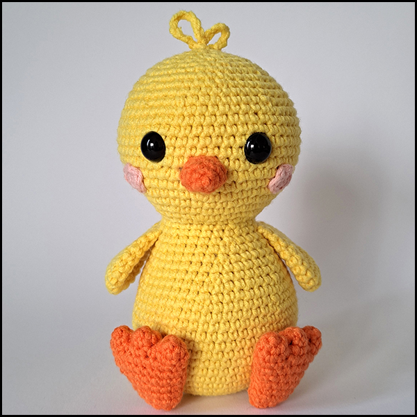 Product afbeelding amigurumi kuiken voorkant Chick egg warmer and amigurumi pattern