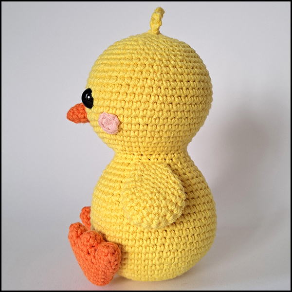 Product afbeelding amigurumi kuiken zijkant Chick egg warmer and amigurumi pattern