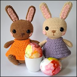 Product afbeelding eierwarmer en amigurumi konijn voorkant met eieren Easter bunny egg warmer and amigurumi pattern