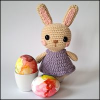 Product afbeelding eierwarmer konijn voorkant met eieren Easter bunny egg warmer and amigurumi pattern