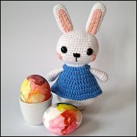 Product afbeelding eierwarmer konijn voorkant met eieren wit Easter bunny egg warmer and amigurumi pattern