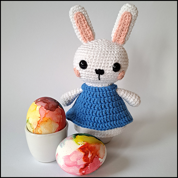 Product afbeelding eierwarmer konijn voorkant met eieren wit Easter bunny egg warmer and amigurumi pattern