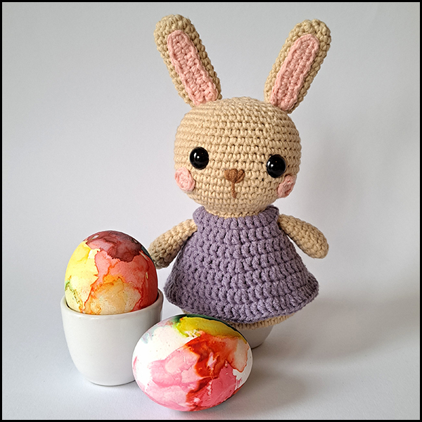 Product afbeelding eierwarmer konijn voorkant met eieren Easter bunny egg warmer and amigurumi pattern