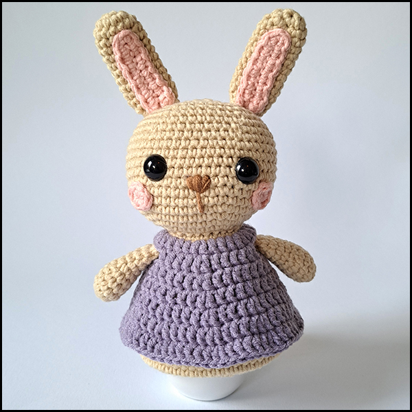 Product afbeelding eierwarmer konijn voorkant Easter bunny egg warmer and amigurumi pattern