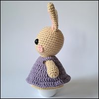 Product afbeelding eierwarmer konijn zijkant Easter bunny egg warmer and amigurumi pattern