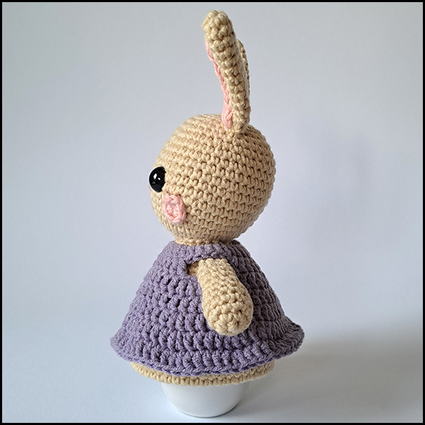 Product afbeelding eierwarmer konijn zijkant Easter bunny egg warmer and amigurumi pattern