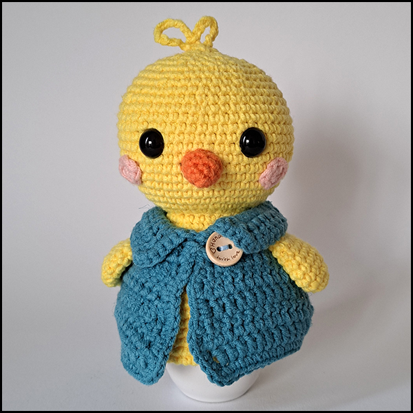 Product afbeelding eierwarmer kuiken voorkant Chick egg warmer and amigurumi pattern