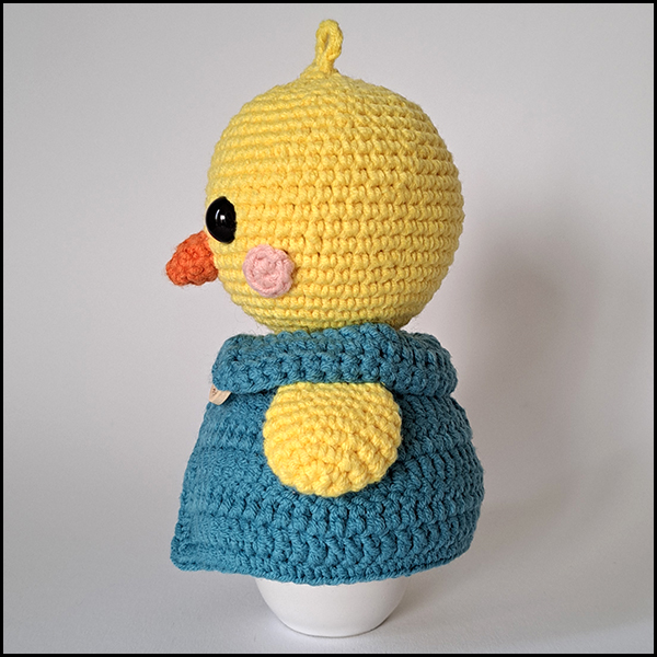 Product afbeelding eierwarmer kuiken zijkant Chick egg warmer and amigurumi pattern