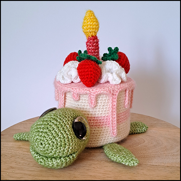 Product afbeelding verjaardag schildpad voorkant schuin Birthday turtle pattern